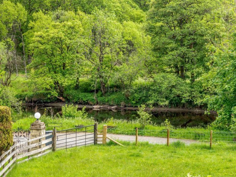 3 Bedroom Luxury Home, Hot Tub, Stunning Views Of Killin, Sitting On The River Dochart Bagian luar foto