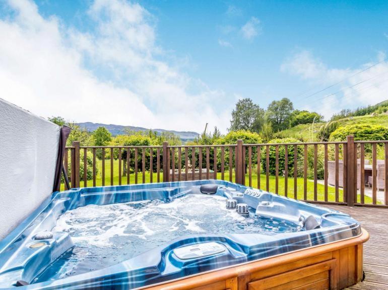 3 Bedroom Luxury Home, Hot Tub, Stunning Views Of Killin, Sitting On The River Dochart Bagian luar foto
