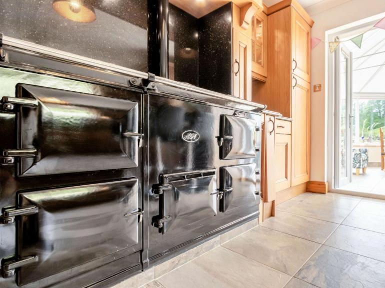 3 Bedroom Luxury Home, Hot Tub, Stunning Views Of Killin, Sitting On The River Dochart Bagian luar foto